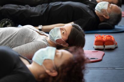 Sheila Lozano (center), diagnosed with long Covid, in rehabilitation at the Institut Guttmann.