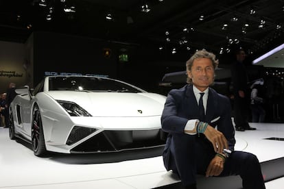 El presidente de Lamborghini, Stephan Winkelmann, junto a uno de sus modelos, en enero de 2023.