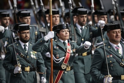 Al margen de Madrid, Defensa ha organizado actividades con motivo de la Fiesta Nacional en la mayoría de las comunidades autónomas. En la imagen, agentes de la Guardia Civil, durante el desfile.