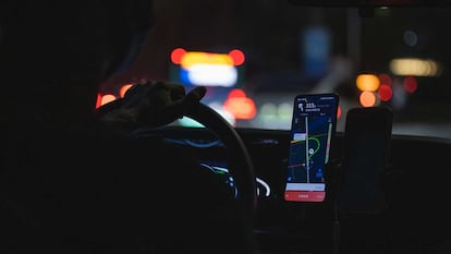 Móvil en el coche con la app Google Maps