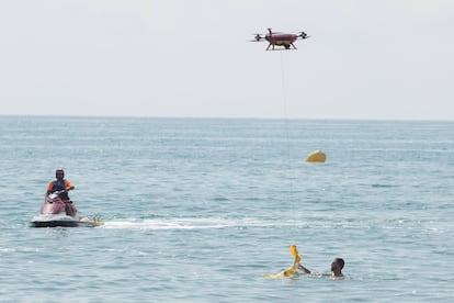 El Ayuntamiento de Peñíscola usará un dron con tecnología de inteligencia artificial para controlar sus playas mediante videovigilancia. Este dispositivo permitirá alertar y disuadir a quien incumpla medidas de distanciamiento social y hacer labores de emergencia, pues podrá lanzar un chaleco salvavidas en caso de  ahogamiento. No serán sus únicas utilidades. Según fuentes municipales del área de Turismo y Playas, el dron también llevará el control del aforo en las playas de la ciudad, que se llevará a cabo en colaboración con la empresa General Drons. Se prevé que funcione en los meses de mayor ocupación.