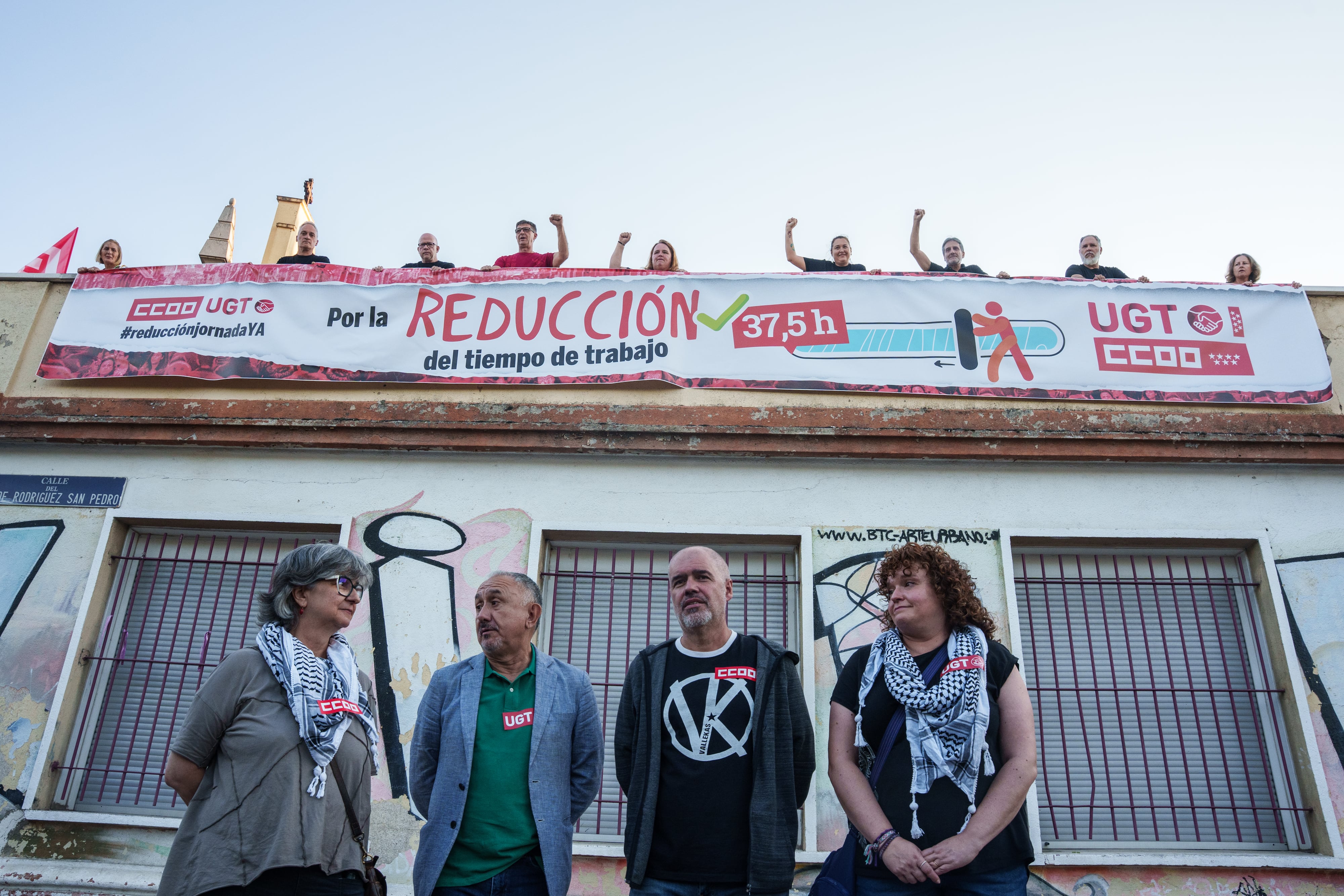 (I-D) La secretaria general de UGT Madrid, Susana Huertas, el secretario general de UGT, Pepe Álvarez; el secretario general de CCOO, Unai Sordo y la secretaria general de CCOO Madrid, Paloma López, a las puertas de la iglesia de San Carlos Borromeo de Ma