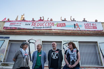 (I-D) La secretaria general de UGT Madrid, Susana Huertas, el secretario general de UGT, Pepe Álvarez; el secretario general de CCOO, Unai Sordo y la secretaria general de CCOO Madrid, Paloma López, a las puertas de la iglesia de San Carlos Borromeo de Madrid