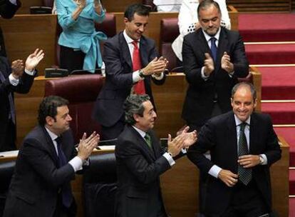 El presidente Francisco Camps, ayer, aplaudido por su grupo tras la investidura.