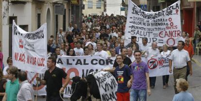 La manifestación contra la instalación de la incineradora recorrió ayer por la tarde las calles de L'Alcora.