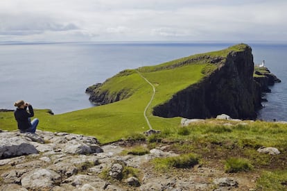 Más naturaleza: 2013 ha sido declarado Año de la Escocia Natural por su oficina de turismo, que organiza eventos vinculados con el lado más verde de esta región británica (más información en www.visitscotland.com). Entre los paisajes más bellos podría estar éste, en la costa de la isla de Skye, en los Highlands escoceses. Al fondo, el faro de Neist Point.