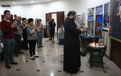 Ceremonia religiosa en el refugio del hotel Europe de Stepanakert, el pasado jueves.