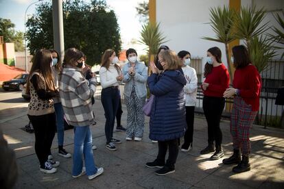 Las 11 alumnas junto a su profesora de griego, Encarna Yáñez. 