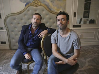 El actor Antonio de la Torre y el director Rodrigo Sorogoyen, en una habitación del hotel María Cristina, en San Sebastián.