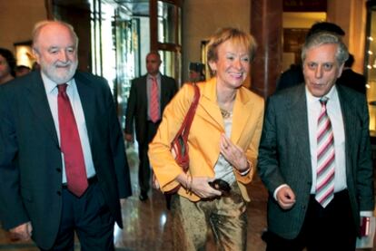 El periodista Diego Carcedo (izquierda), junto con la exvicepresidenta primera, María Teresa Fernández De la Vega, y el también periodista Miguel Ángel Aguilar.