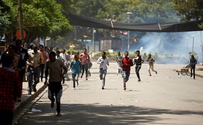 Manifestantes huyen de los gases de la polic&iacute;a