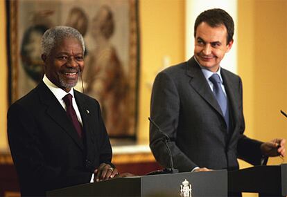 Un año después del 11-M, Madrid fue el escenario de la cumbre sobre democracia, terrorismo y seguridad, en la que participaron líderes mundiales como Bill Clinton, Mohamed VI o Kofi Annan (en la foto). Durante la conferencia, Rodríguez Zapatero lanzó su oferta de alianza de civilizaciones.