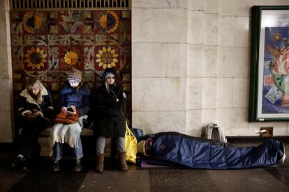 Vecinos de Kiev refugiados en el metro durante el último ataque ruso, el 24 de marzo. 