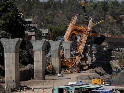 Una lanzadora de dovelas se desplomó esta madrugada durante las obras del Tren Interurbano, en Ciudad de México.