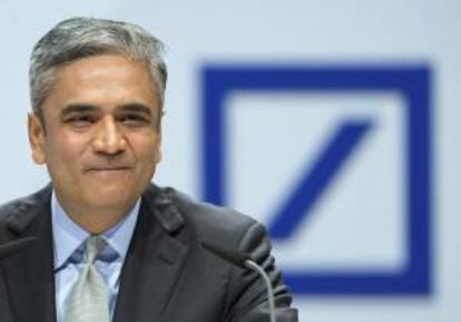 El presidente de la junta administrativa del Deutsche Bank, Anshu Jain, asiste al encuentro general de accionistas del banco en el Festhalle de Fráncfort, en Alemania, el 23 de mayo de 2013. EFE/Archivo