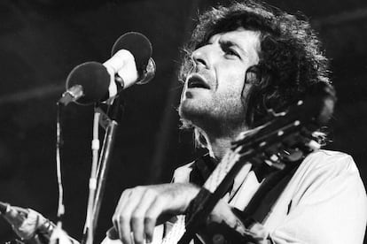 Leonard Cohen en plena actuación, en la Isla de Wight en 1970.