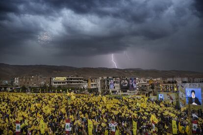 Proyección en pantallas de un discurso electoral del líder de Hezbolá, el clérigo Hasan Nasralá, ante decenas de miles de seguidores en Baalbek.