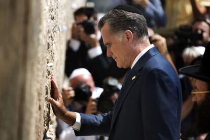 Mitt Romney en el Muro de las Lamentaciones, en Jerusal&eacute;n.
