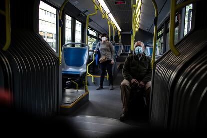 Primer día de uso obligatorio de mascarillas en el transporte público de Madrid, el pasado mes de mayo.
