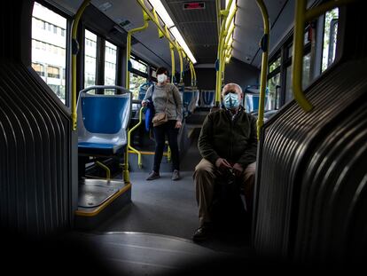 Primer día de uso obligatorio de mascarillas en el transporte público de Madrid, el pasado mes de mayo.