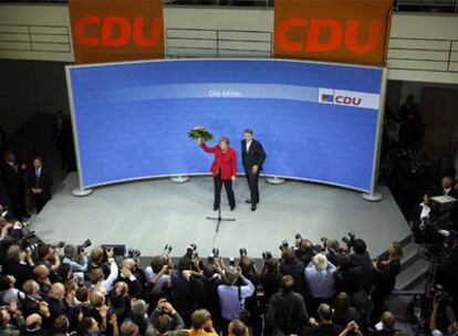 Angela Merkel celebra la victoria electoral junto a Ronald Pofalla, secretario general de la CDU.