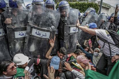 Unos estudiantes se enfrentan con la policía antidisturbios durante una manifestación antigubernamental en Argel, el 21 de mayo de 2019.