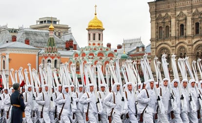 Para el presidente Vladimir Putin será como cualquier otro día de trabajo, indicó el portavoz del Kremlin, Dmitri Peskov. En la imagen, soldados participan en las celebraciones del centenario de la Revolución de Octubre en la Plaza Roja en Moscú (Rusia).