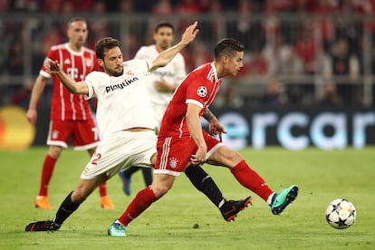 James Rodríguez, del Bayern, es presionado por Franco Vázquez del Sevilla.