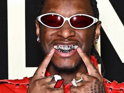 El estilista e 'influencer' Bloody Osiris, con sus fundas ‘grillz', asiste a un desfile durante la Semana de la Moda de París, el pasado 20 de enero.