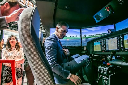 El presidente del Gobierno, Pedro Sánchez, en un simulador de vuelo en Fitur, este viernes.