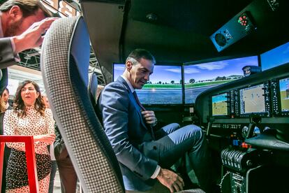 El presidente del Gobierno, Pedro Sánchez, en un simulador de vuelo en Fitur, este viernes.