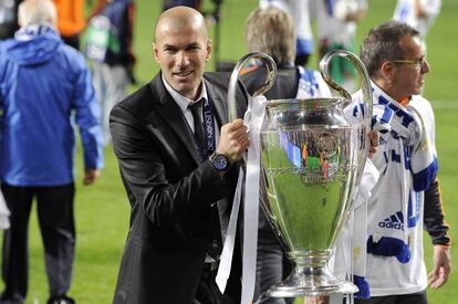 Zidane, en Lisboa, con la d&eacute;cima Copa del Europa del Madrid. 