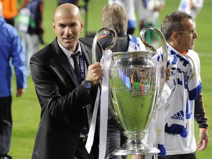 Zidane, en Lisboa, con la d&eacute;cima Copa del Europa del Madrid. 