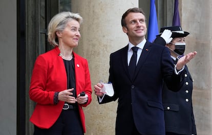 La presidente de la Comisión Europea, Ursula von der Leyen, y Emmanuel Macron, el viernes en París.