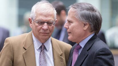 Josep Borrell conversa con Enzo Moavero este lunes en el Consejo de Exteriores en Bruselas.