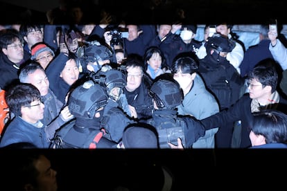 Miembros del ejército surcoreano se abren paso entre la multitud frente a la Asamblea Nacional, después de que el presidente surcoreano Yoon Suk-yeol declarara la ley marcial, en Seúl.