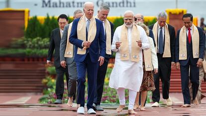 El primer Ministro indio Narendra Modi caminando con el Presidente estadounidense Jo Biden en su llegada al monumento conmemorativo de Mahatma Gandhi en Rajghat, Nueva Delhi, India, 10 de septiembre de 2023.