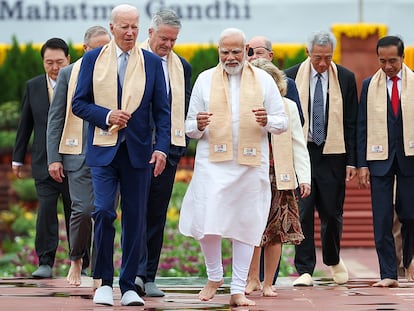 El primer Ministro indio Narendra Modi caminando con el Presidente estadounidense Jo Biden en su llegada al monumento conmemorativo de Mahatma Gandhi en Rajghat, Nueva Delhi, India, 10 de septiembre de 2023.