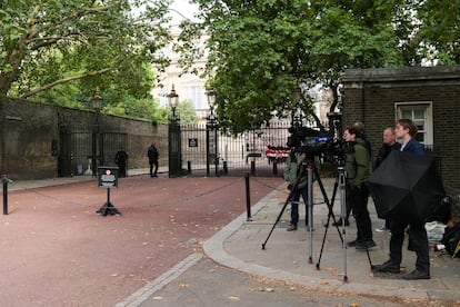 Un grupo de periodistas a las puertas de Clarence House, a la espera de la llegada del príncipe Enrique, este miércoles.