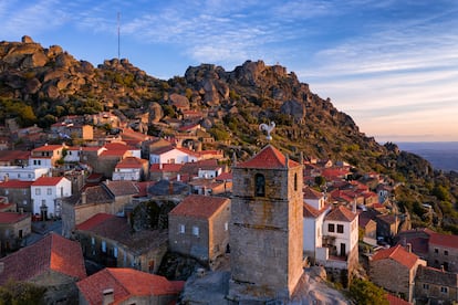 Vista aérea del pueblo portugués de Monsanto.