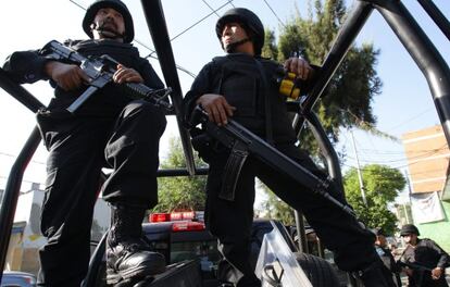 Dos polic&iacute;as patrullan por Tepito, el barrio de la mayor&iacute;a de los desaparecidos.