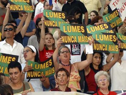 Un millar de personas portan carteles que indican "Lumes. Nunca máis".