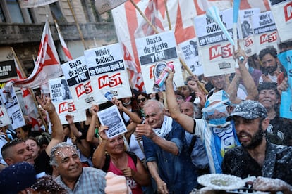 Una protesta contra las políticas de ajuste a jubilaciones de Javier Milei, en Buenos Aires, el 19 de marzo.