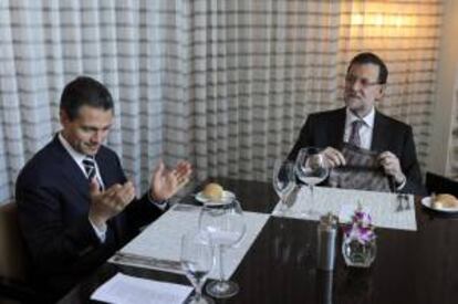 El presidente del Gobierno, Mariano Rajoy (d), y el presidente de México, Enrique Peña Nieto, durante el almuerzo de trabajo celebrado hoy en Panamá en el marco de la Cumbre Iberoamericana de jefes de Estado y de Gobierno.