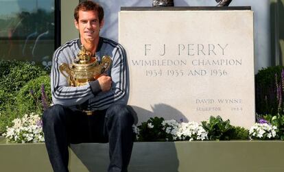 Murray posa con el trofeo de Wimbledon junto al monumento a Fred Perry.