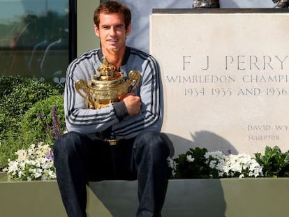 Murray posa con el trofeo de Wimbledon junto al monumento a Fred Perry.