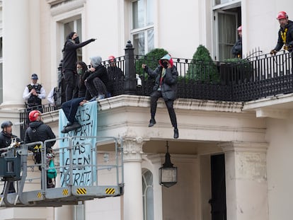 La policía negocia este lunes con los okupas de la mansión de un oligarca ruso en Londres.