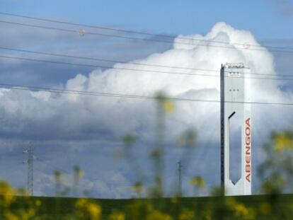 Torre de la planta solar de Abengoa.