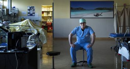 Miguel Estade, anestesista de 62 anys, en un hospital de Besies, al sud de França. A Mallorca, diu, no tenia vida. “No estaves pagat per l’esclavitud que paties”. Va emigrar fa quatre anys. Té més temps lliure i guanya més.