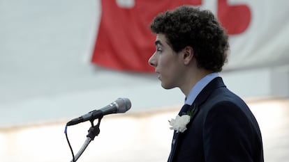 Luigi Mangione dando un discurso de graduación en 2016 en Gilman School (Baltimore).